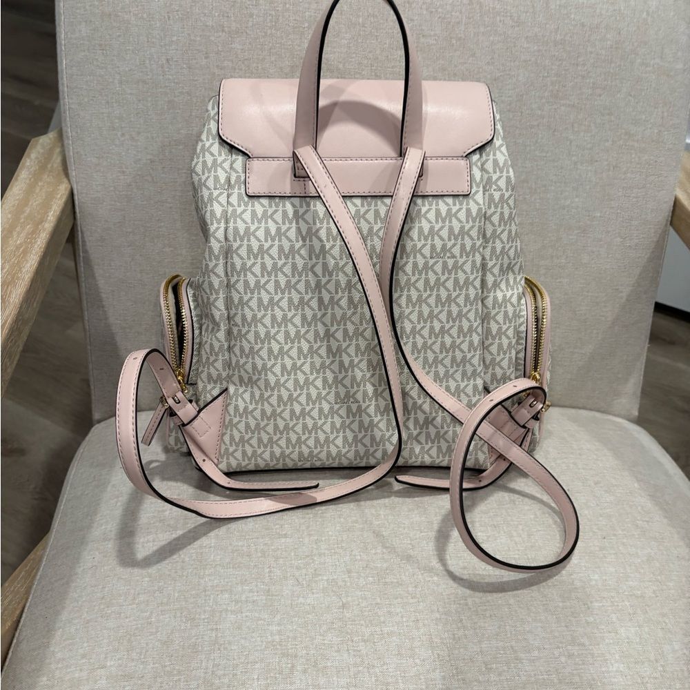 MICHAEL KORS
Jet Set Large Logo Backpack - Picture 4 of 9
